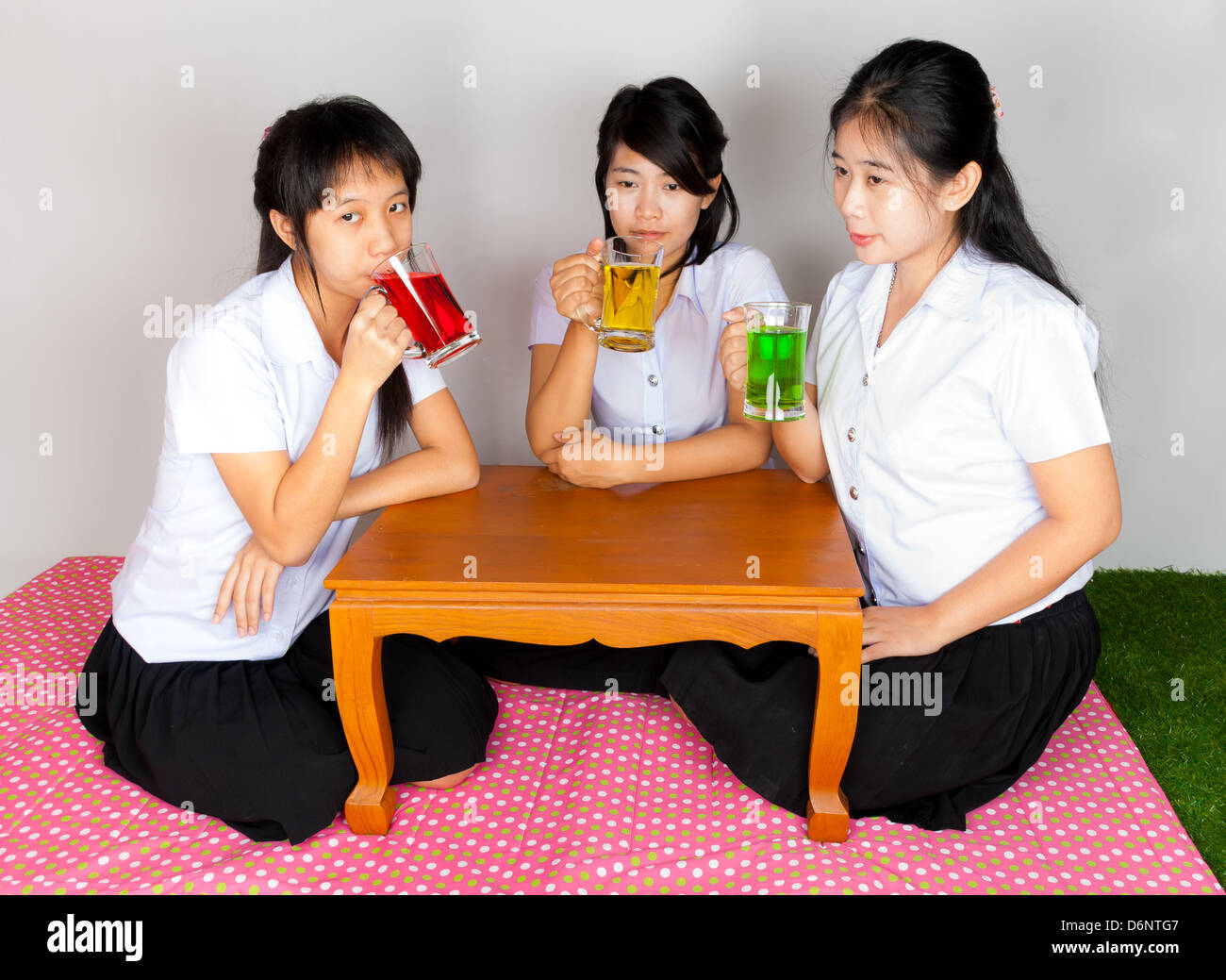 Les étudiants thaïlandais asiatique coloré de soude potable Banque D'Images