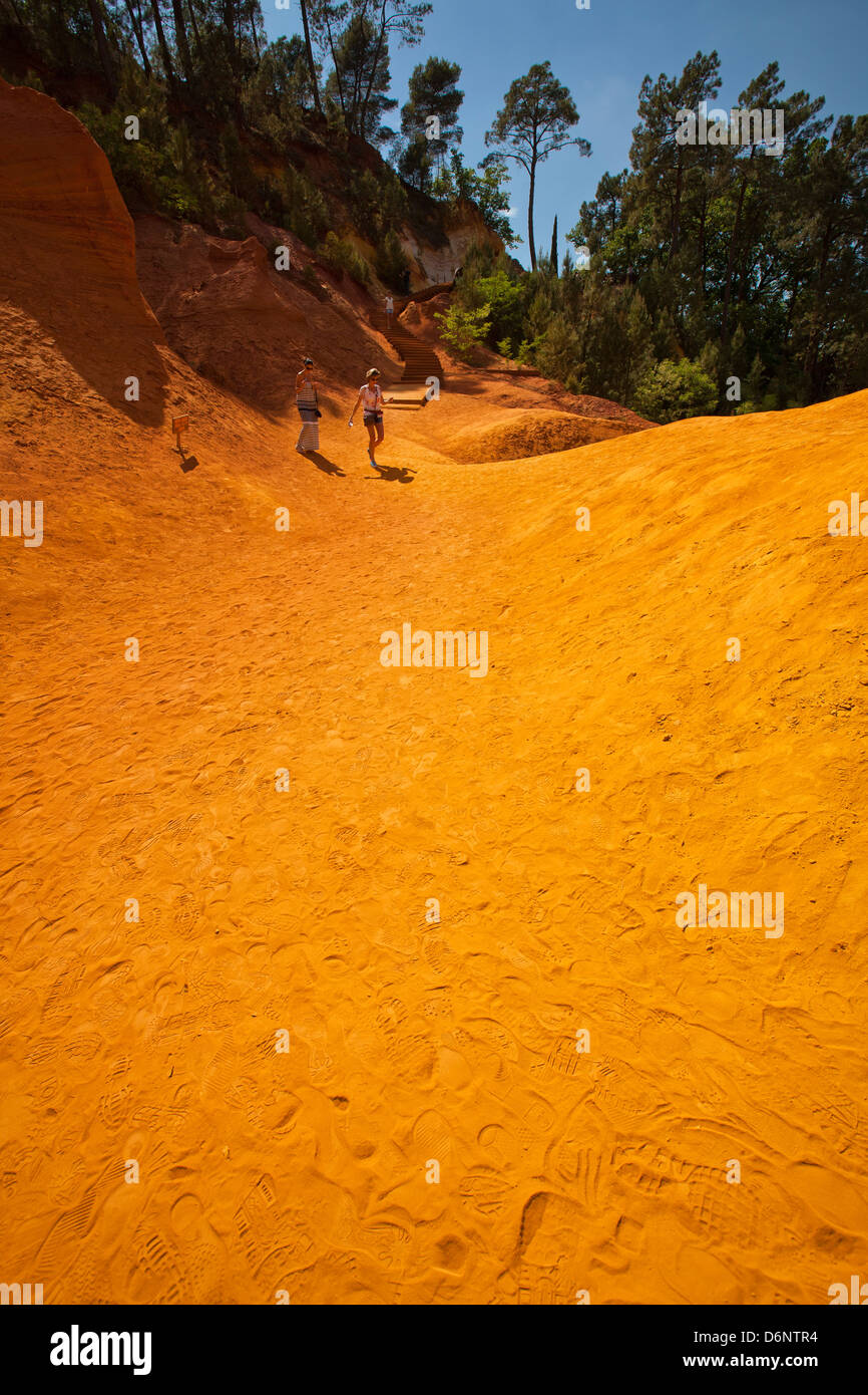 Roussillon, France, de touristes visitent l'ocre typique Banque D'Images