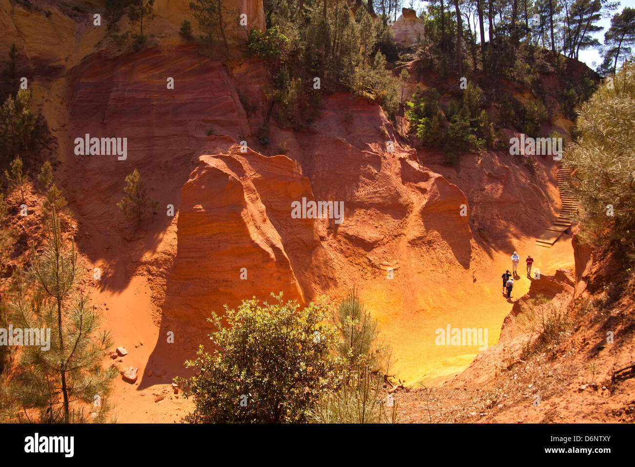 Roussillon, France, de touristes visitent l'ocre typique Banque D'Images