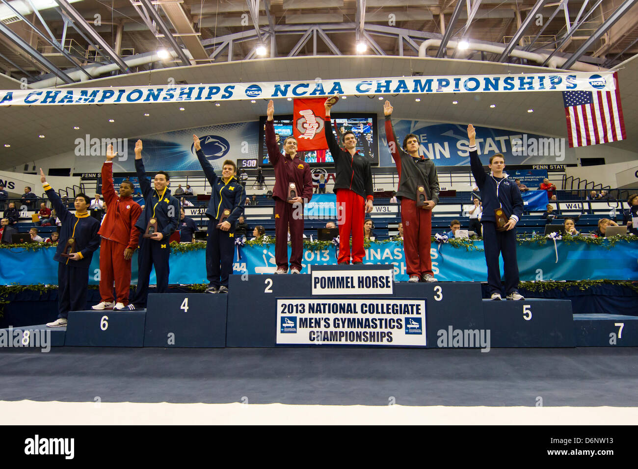 21 avril 2013 : Ohio State Buckeyes Michael Newburger contient jusqu'son trophée pour la première place sur le cheval d'arçons avec (par ordre d'arrivée) ou les Minnesota Golden Gophers Ellis Mannon , Cardinaux de Stanford John Martin , Michigan Wolverine Sam Mikulak , Penn State Nittany Lions Adrian Evans, Oklahoma Sooners Michael Reid , Michigan Wolverines Dylan James et California Golden Bears Takahiro Kawada au cours de la NCAA 2013 Des épreuves de gymnastique finales à Rec Hall à University Park, New York. Banque D'Images