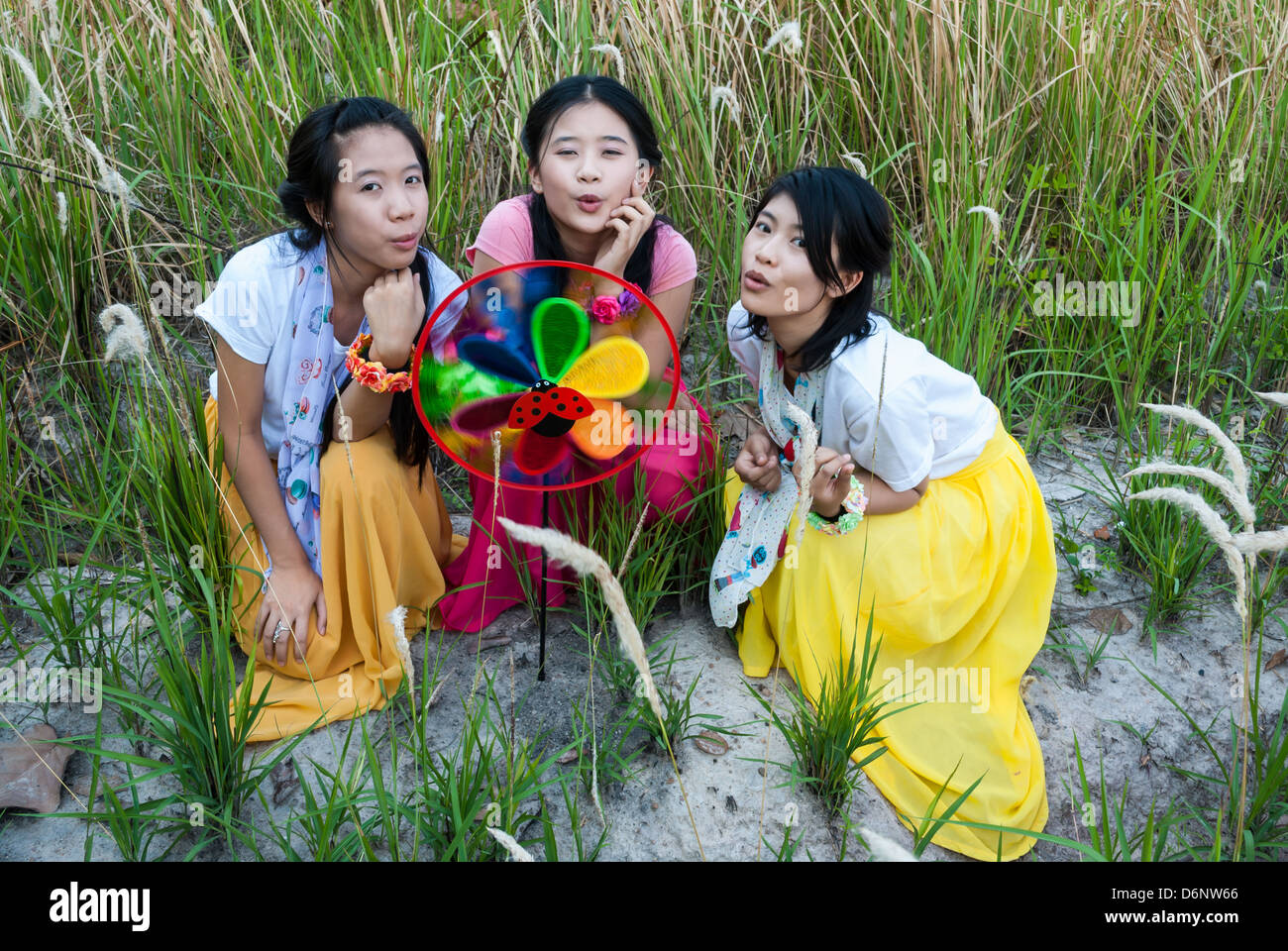 Filles Thai asiatique souffle sur la roue crantée. Banque D'Images