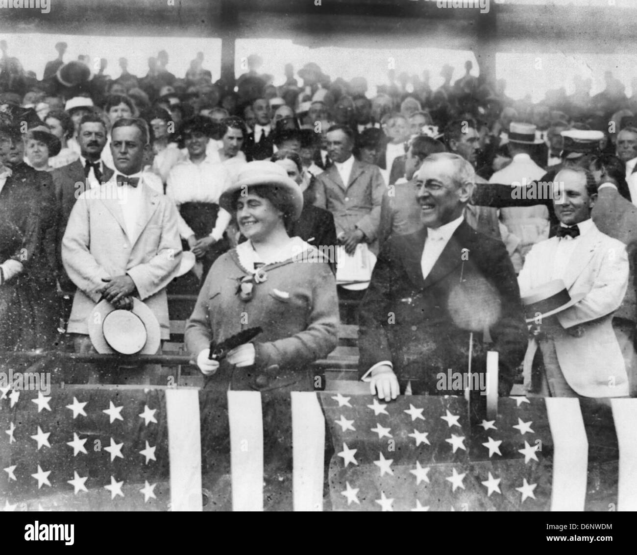 Le Président Woodrow Wilson et sa femme, Edith Bolling Galt, lors d'un match de baseball, vers 1916 Banque D'Images