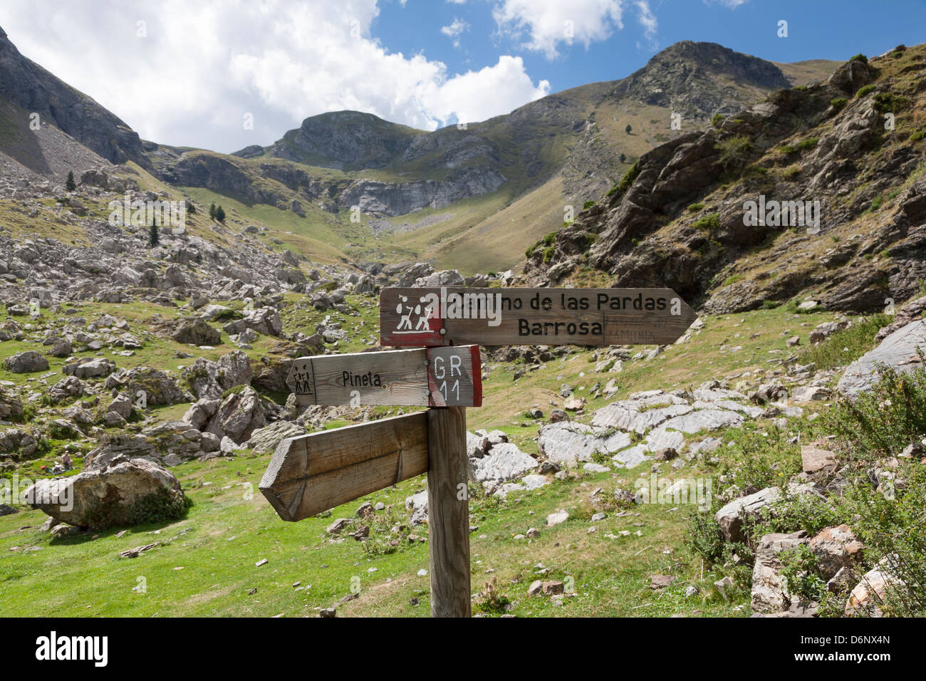 GR 11 Panneau à Collado de Pietramula dans la vallée du Rio Real - Reserva Nacional de los Circos, Huesca, Aragon, Espagne Banque D'Images