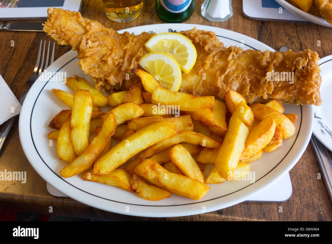 Excellent poisson et frites au célèbre Café Magpie à Whitby Banque D'Images