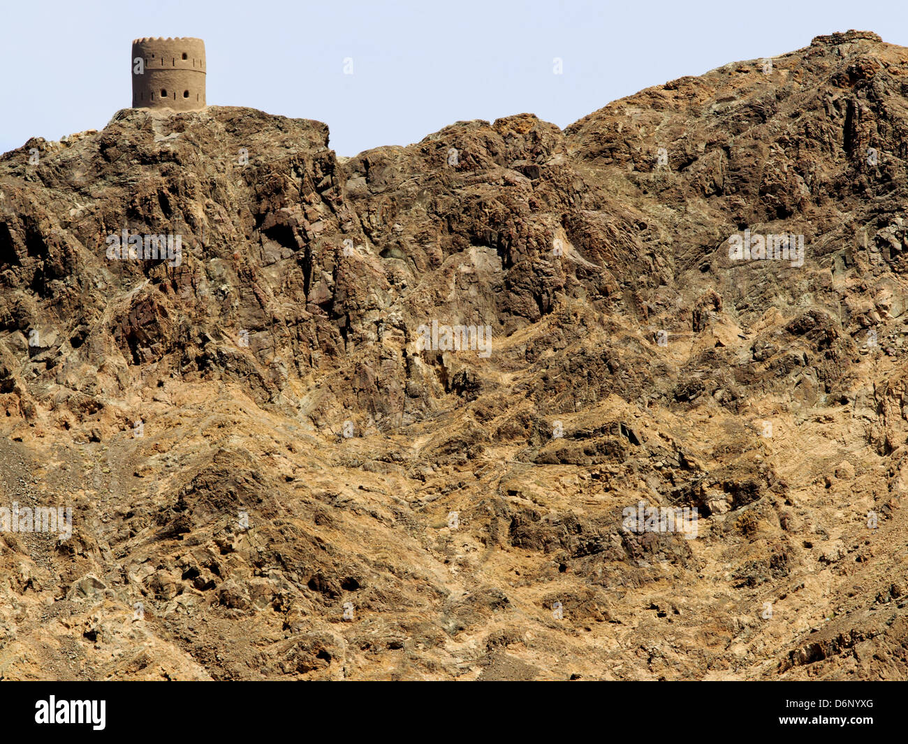 Tour de garde avec d'intéressantes rock, dans la région de Mutrah, Muscat, Oman, Middle East Banque D'Images