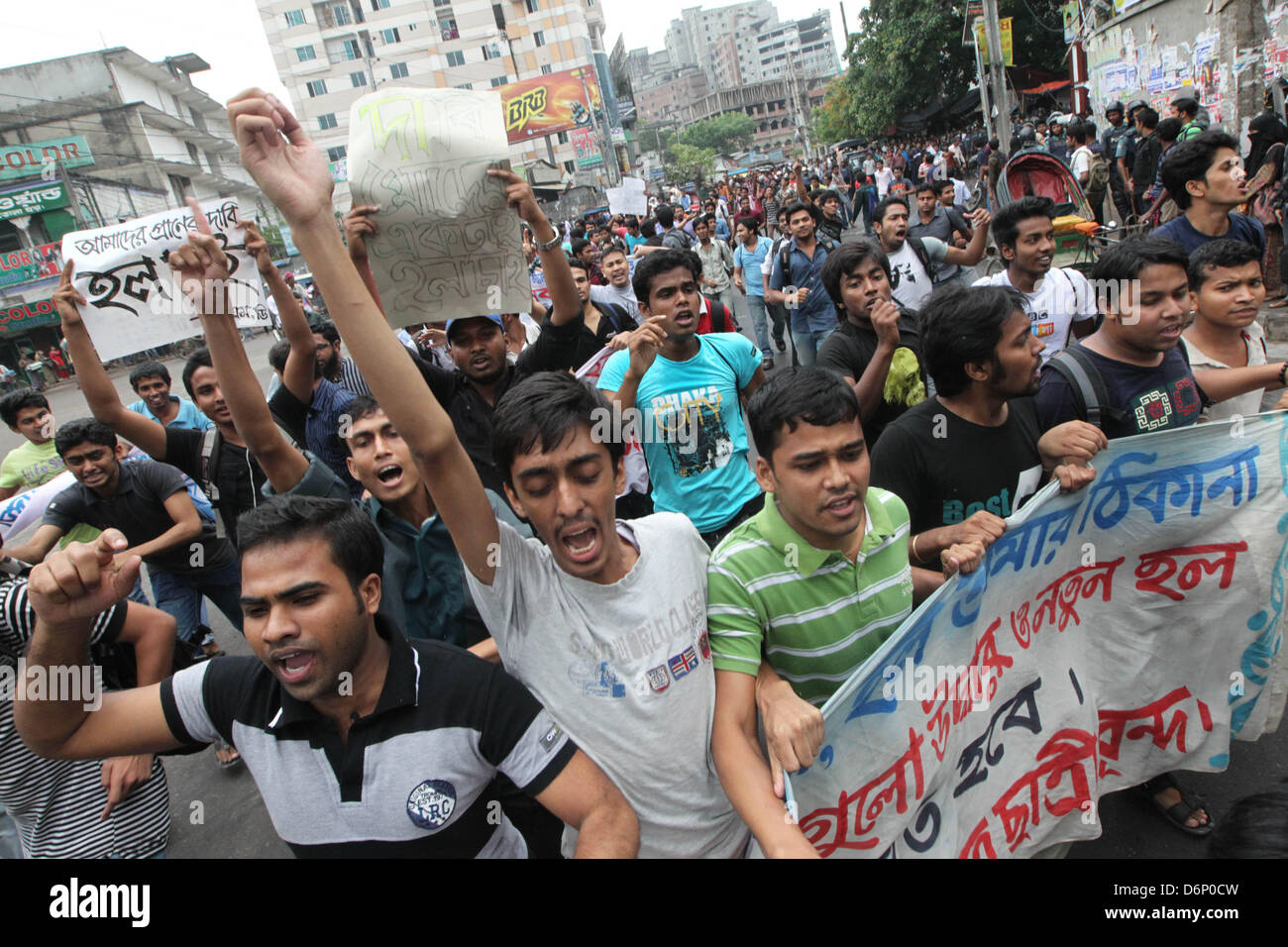 Dhaka, Bangladesh. 22 avril, 2013. Des milliers d'étudiants de l'Université Walter a bloqué la route et ont mis le feu pour le 2e jours en face de Jagannath University sur la partie ancienne de Dhaka le 22 avril, 2013. Ils protestent et exigeant, y compris leur point cinq nouveaux dortoirs et de contrôle sur ces territoires. Jagannath University, a 150 ans, la reconnaissance de l'institution barré le Oct 20, 2005. Les étudiants ont des dortoirs supplémentaires exigeant depuis. Â© Monirul Alam (Image Crédit : Crédit : Monirul Alam/ZUMAPRESS.com/Alamy Live News) Banque D'Images