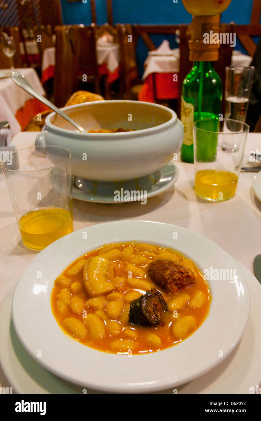 Fabada Asturiana servant dans un restaurant. Les Asturies, Espagne. Banque D'Images
