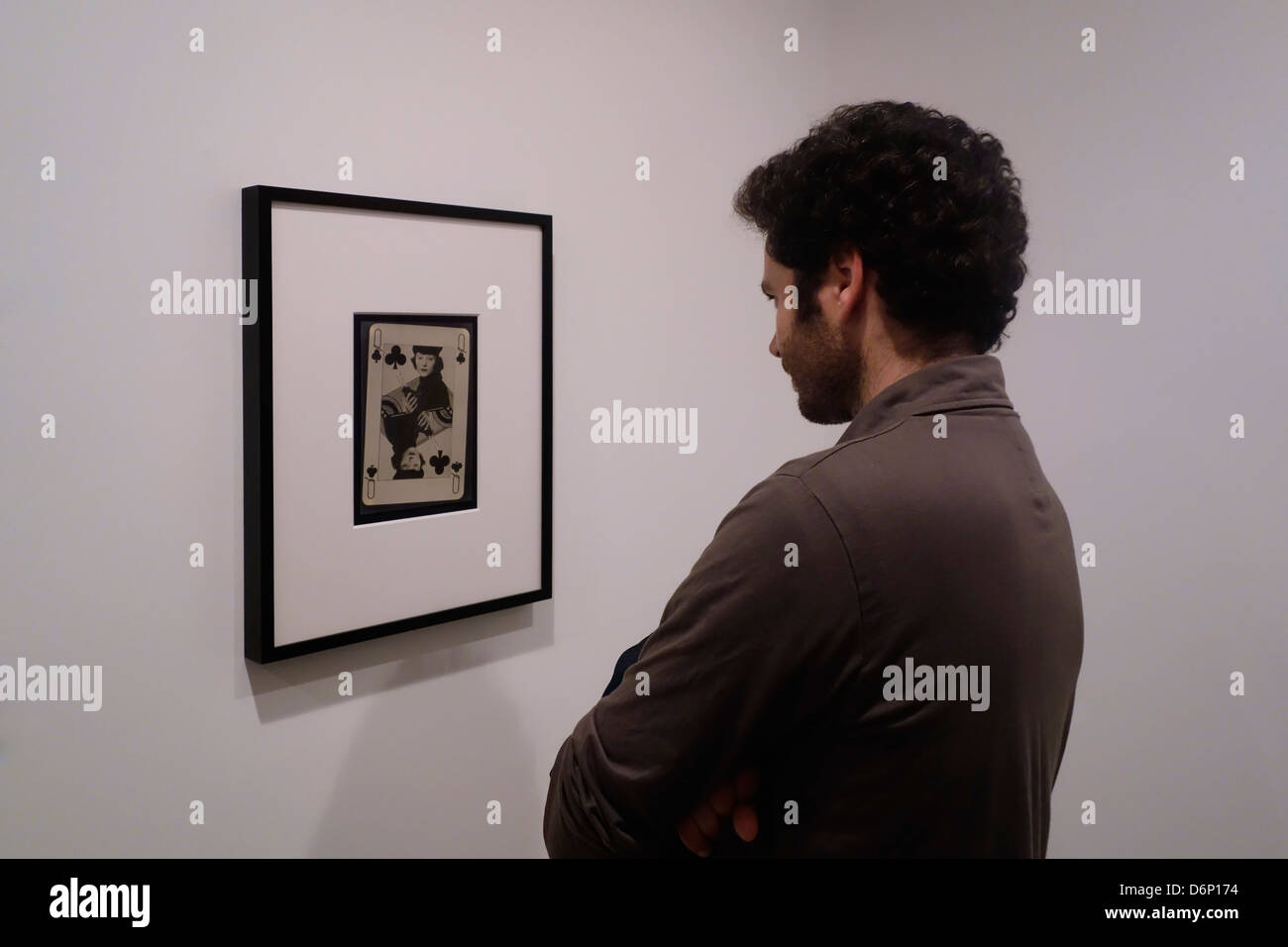 À la recherche d'un visiteur à Man Ray photographie dans une exposition de photos consacrée au surréalisme & mouvement Dada à Tel Aviv, Israël Banque D'Images