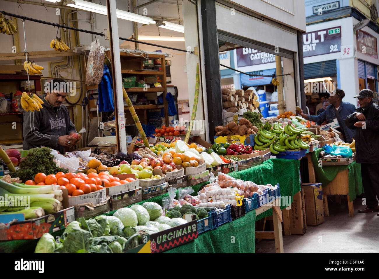 Dans les rangs du marché couvert Marché de Brixton Village à Brixton - London UK Banque D'Images