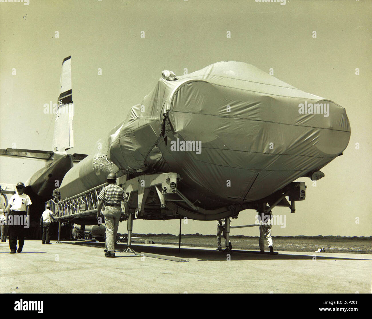 Cette photo montre le déchargement du missile Atlas 3E à Patrick Air Force base (AFB) en Floride dans les années 1960 Le missile Atlas a joué un rôle central dans les programmes américains de missiles balistiques intercontinentaux (ICBM) et d'exploration spatiale, marquant une étape importante dans l'histoire de l'aérospatiale. Banque D'Images
