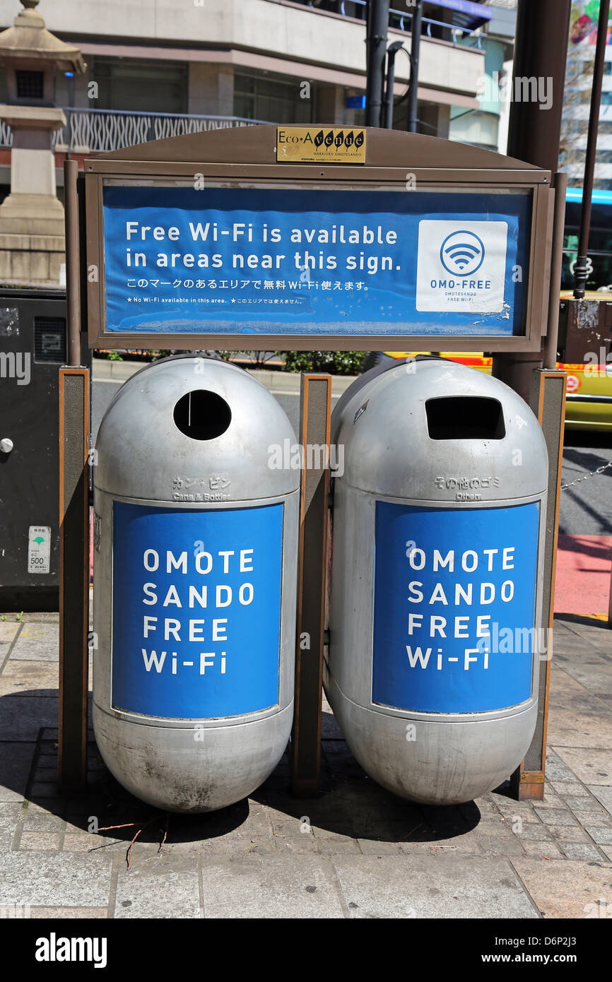 Poubelles publicité connexion Wi-Fi gratuite à Harajuku, Tokyo, Japon Banque D'Images