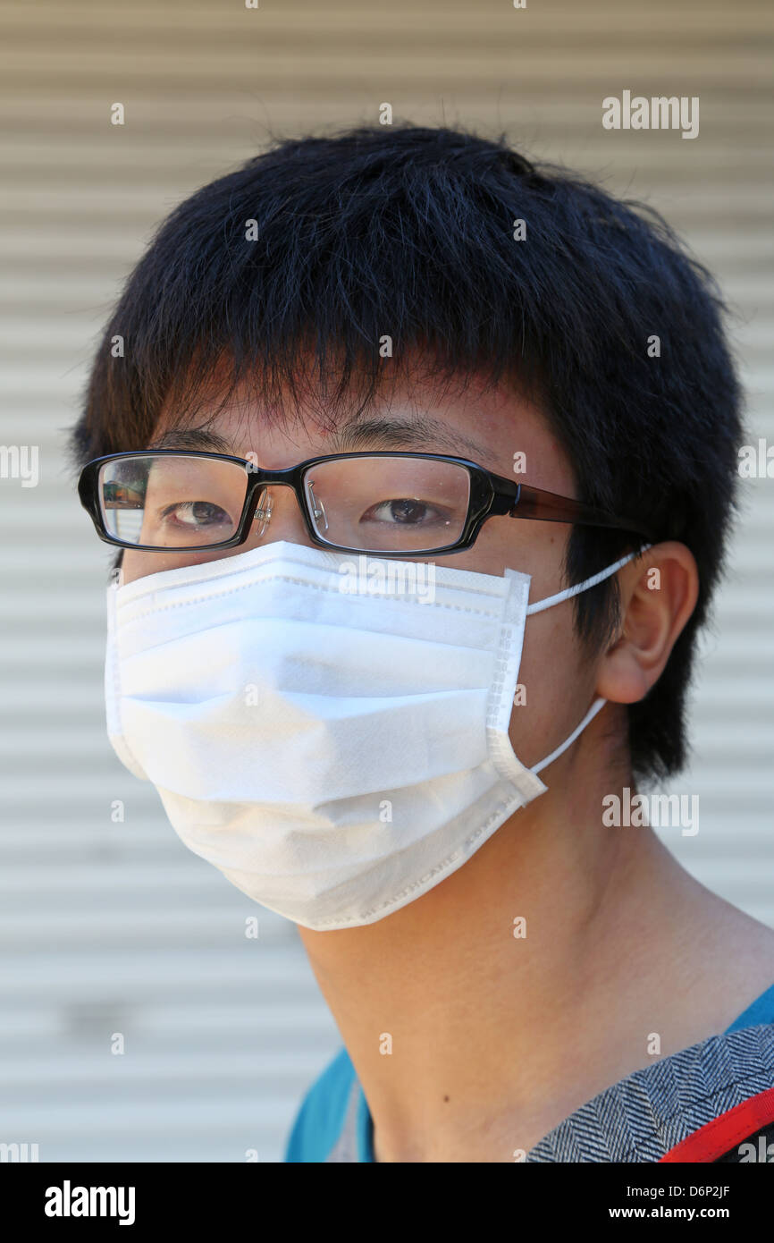 L'homme japonais portant un masque de protection, Tokyo, Japon Banque D'Images