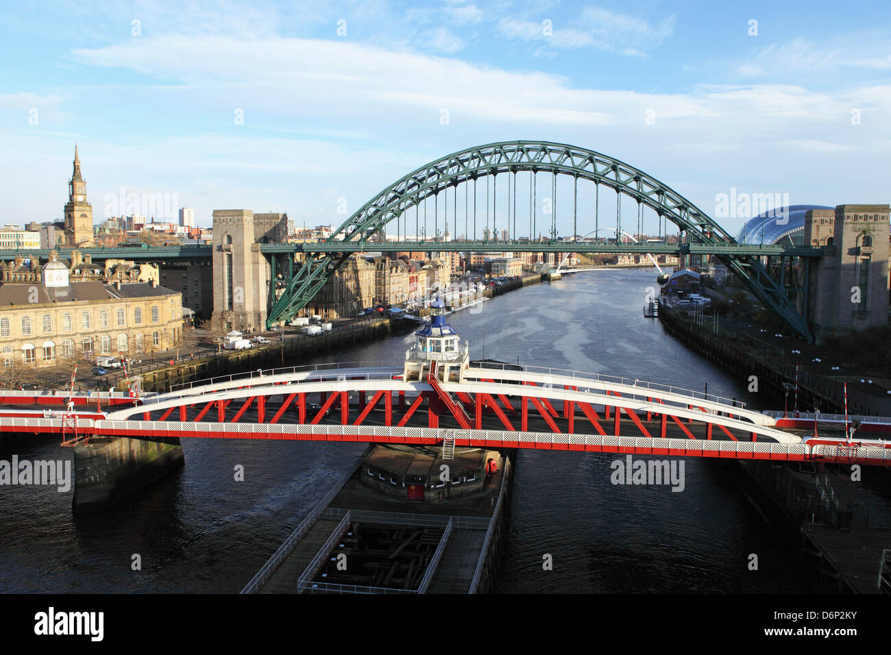 Rivière Tyne, enjambé par le pont tournant, le Tyne Bridge et Millennium Bridge, Newcastle et Gateshead, Tyne and Wear, England, UK Banque D'Images