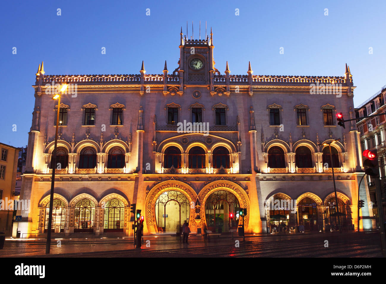 Neo-Manueline la façade de la gare de Rossio, de nuit, dans le quartier de Baixa de Lisbonne, Portugal, Europe Banque D'Images