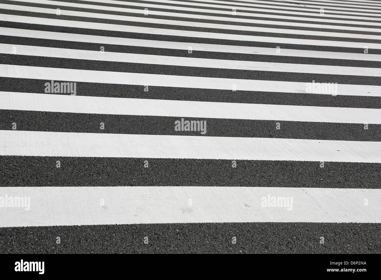 Les lignes noires et blanches d'un passage pour piétons zebra japonais à Ginza, Tokyo, Japon Banque D'Images