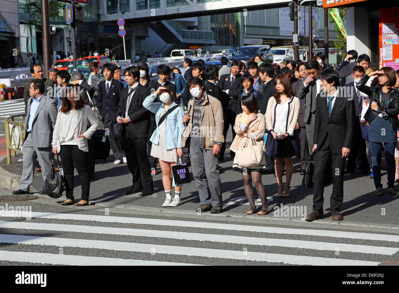 Les gens qui attendent à un passage pour piétons de traverser une route à Shinjuku, Tokyo, Japon Banque D'Images