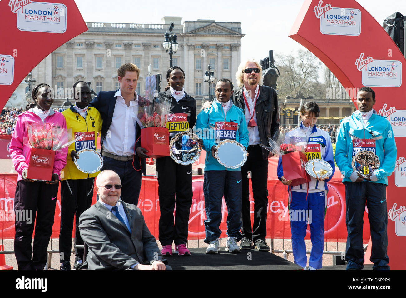 Marathon de Londres vierge de Médailles le 21/04/2013 au Centre Commercial, Londres. Les personnes sur la photo : Tsegaye Kebede, Emmanuel Mutai, prince Harry, Richard Branson, Priscah Jeptoo . Photo par Julie Edwards Banque D'Images