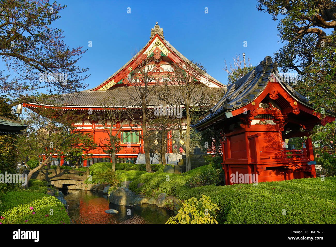 L'architecture orientale et les jardins du temple Sensoji Temple Asakusa Kannon, Tokyo, Japon Banque D'Images