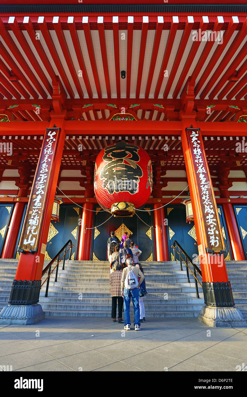 Lanterne japonaise rouge géant au Temple Sensoji Temple Asakusa Kannon, Tokyo, Japon Banque D'Images
