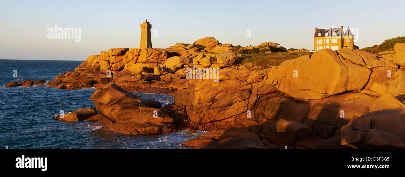 La pointe de Squewel et signifier Ruz Lighthouse, Men Ruz, maison du littoral, Ploumanach, Cotes d'Armor, Bretagne, France Banque D'Images