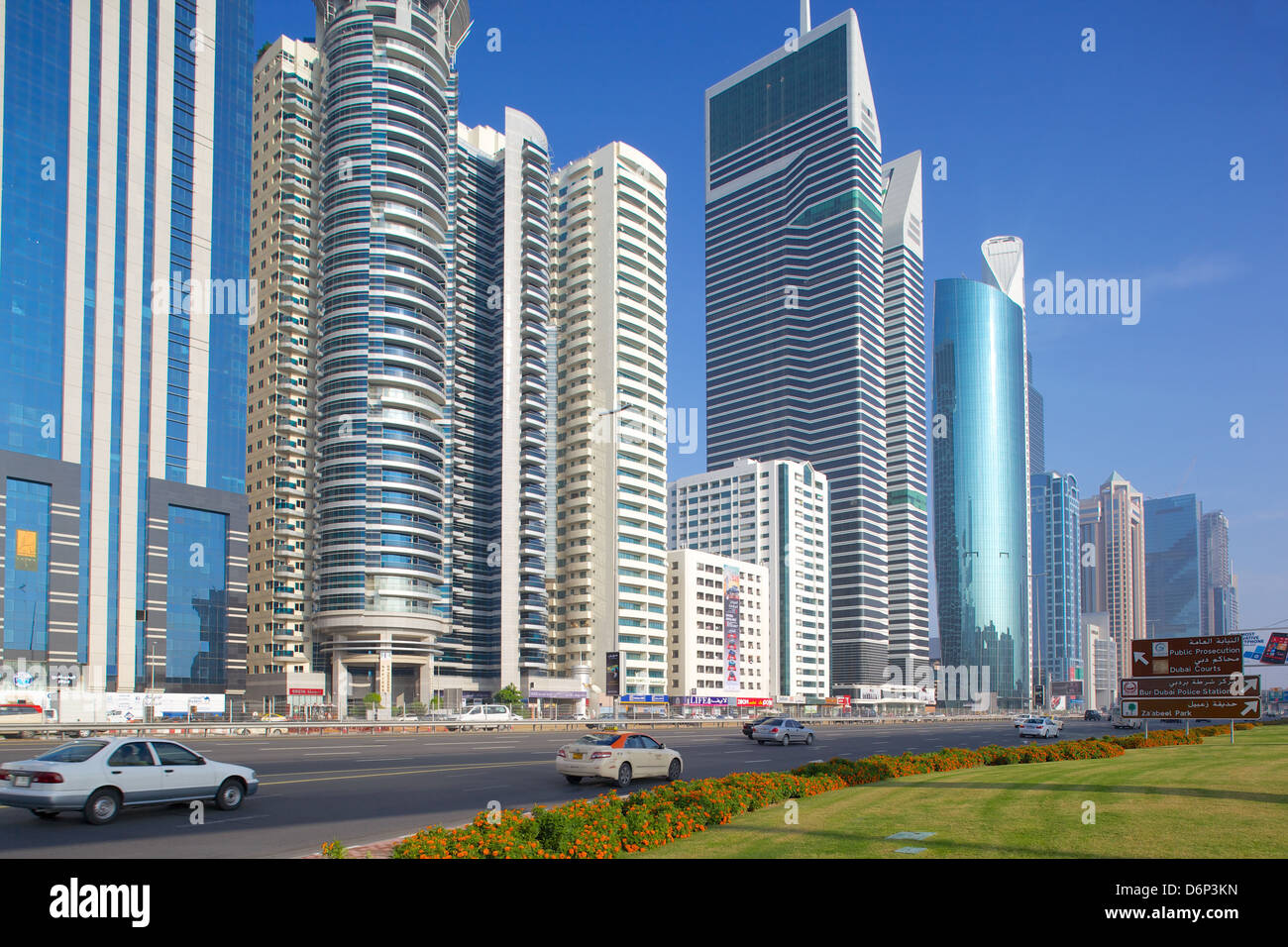 Gratte-ciel sur Sheikh Zayed Road, Dubaï, Emirats Arabes Unis, Moyen Orient Banque D'Images