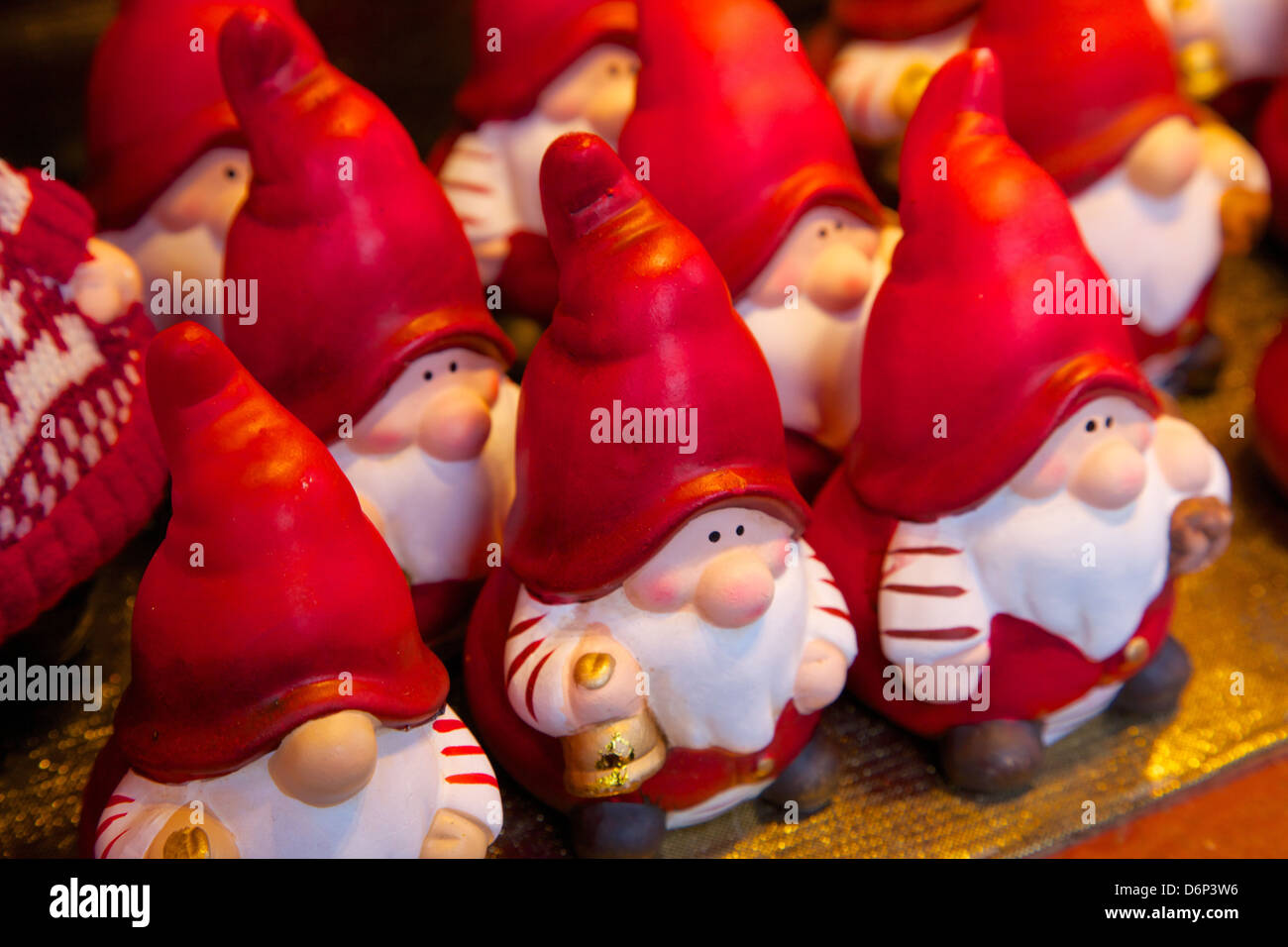 Santa Clauses dans Marché de Noël, Dortmund, Rhénanie du Nord-Westphalie, Allemagne, Europe Banque D'Images