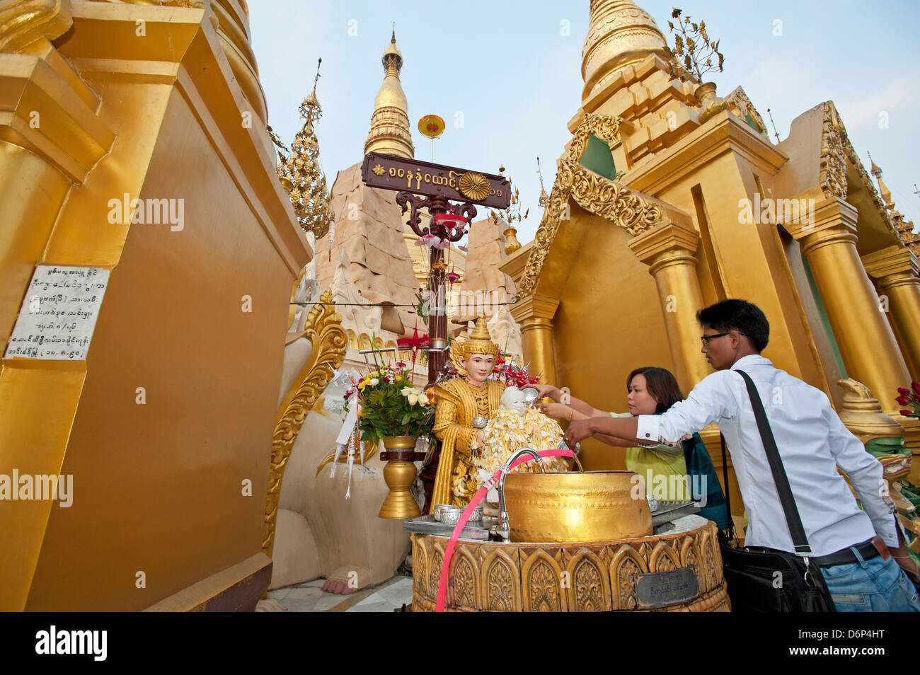 Un lavage d'adorateurs birman Bouddha à la pagode Shwedagon à Yangon Myanmar (Birmanie) Banque D'Images