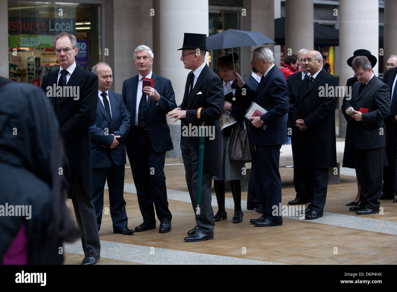En deuil recueillir pour les funérailles de Margaret Thatcher dans la cathédrale de St Paul, London Banque D'Images