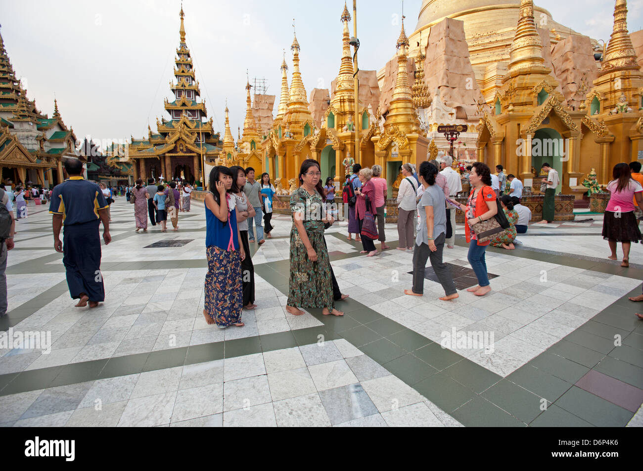 Les familles birmans et touristes font une promenade en soirée à la pagode Shwedagon à Yangon Myanmar (Birmanie) Banque D'Images