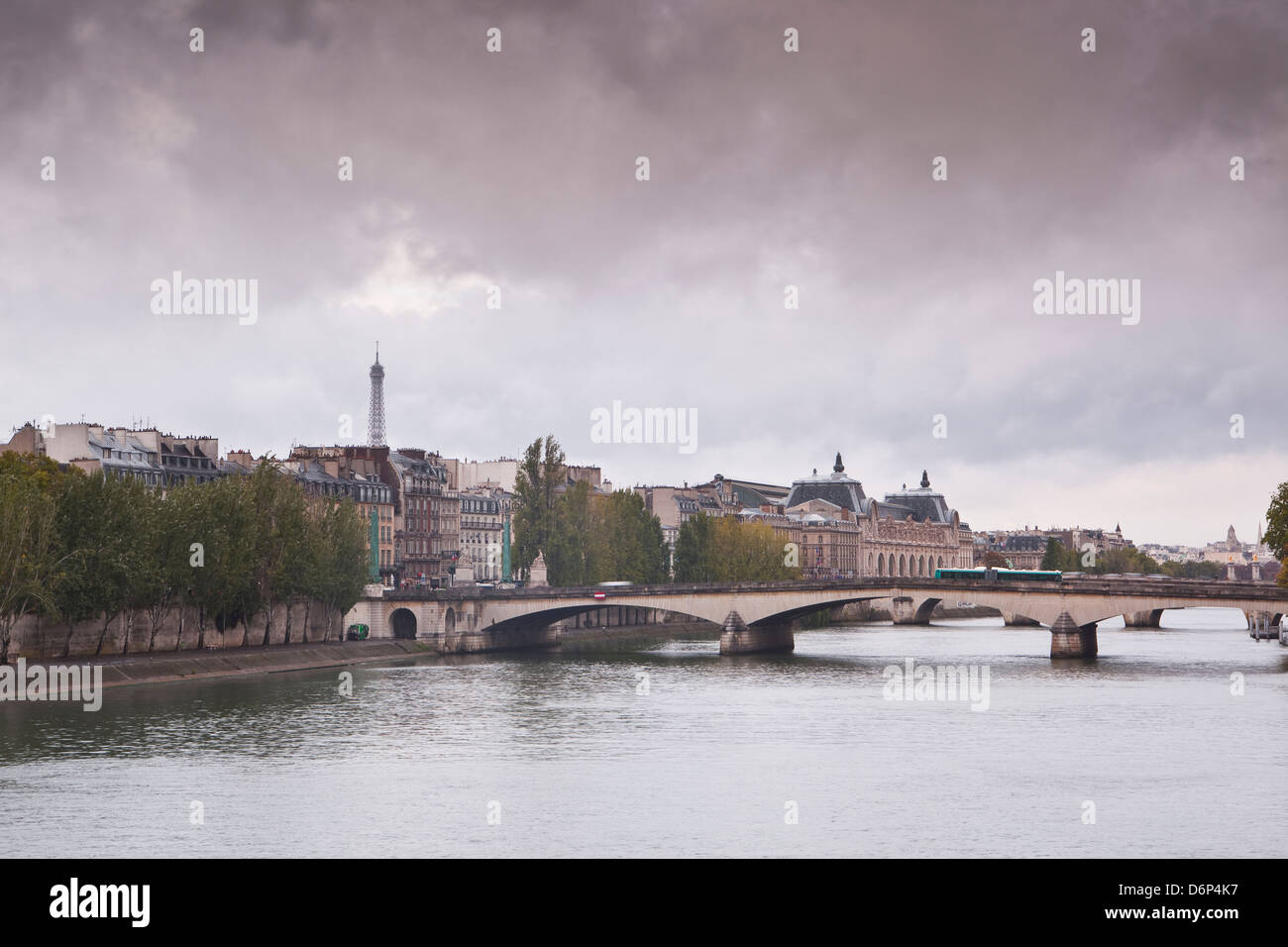 À la recherche sur la Seine à Paris un jour de pluie, Paris, France, Europe Banque D'Images