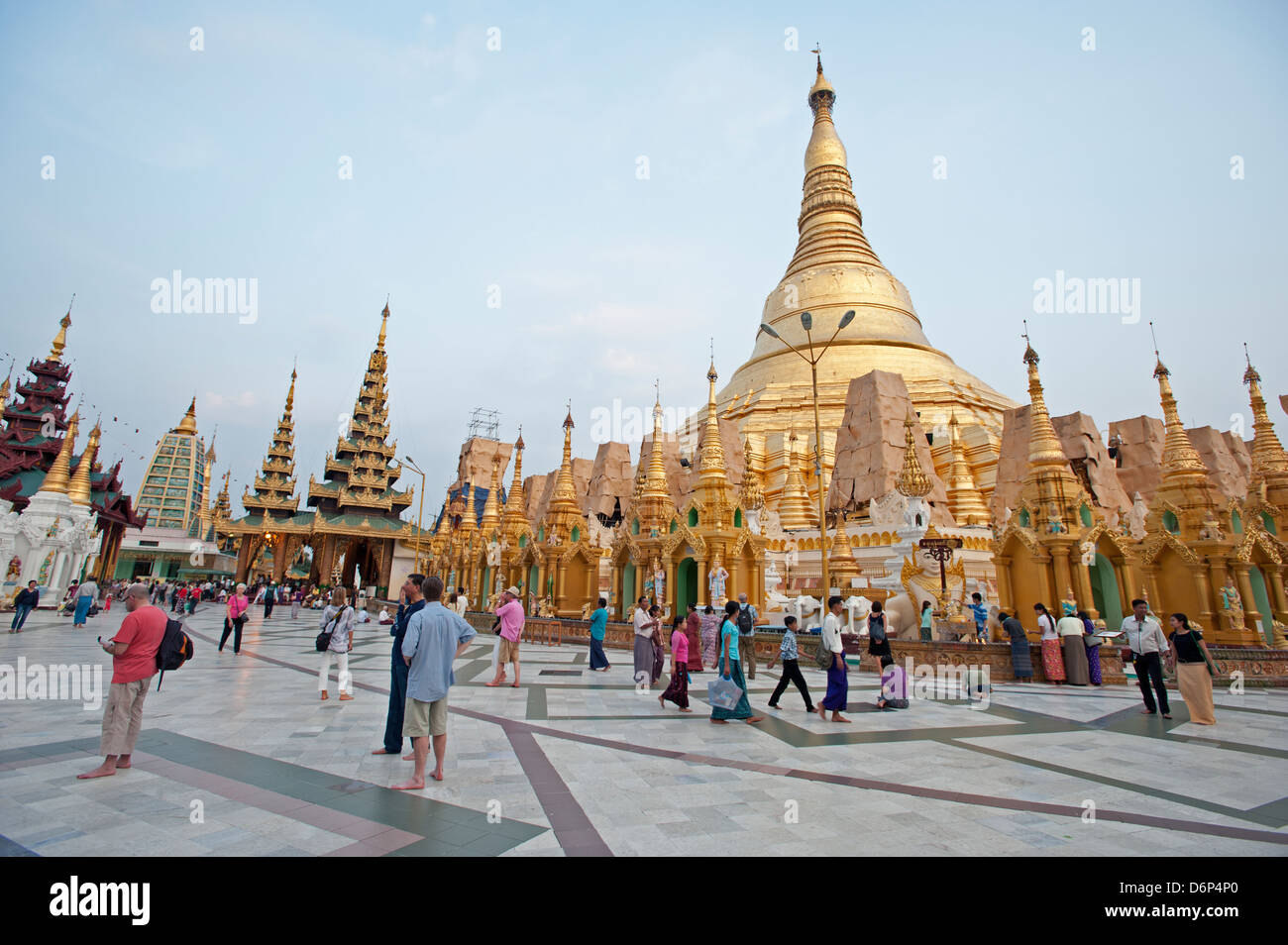 Les familles birmans et touristes font une promenade en soirée à la pagode Shwedagon à Yangon Myanmar Banque D'Images