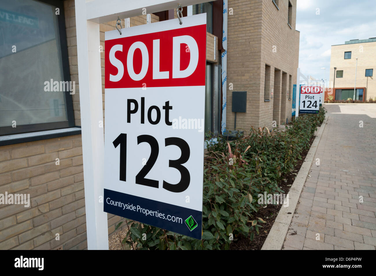 Vendu signes sur des terrains au développement de nouveaux logements à un Kneighton Trumpington Cambridge UK Banque D'Images