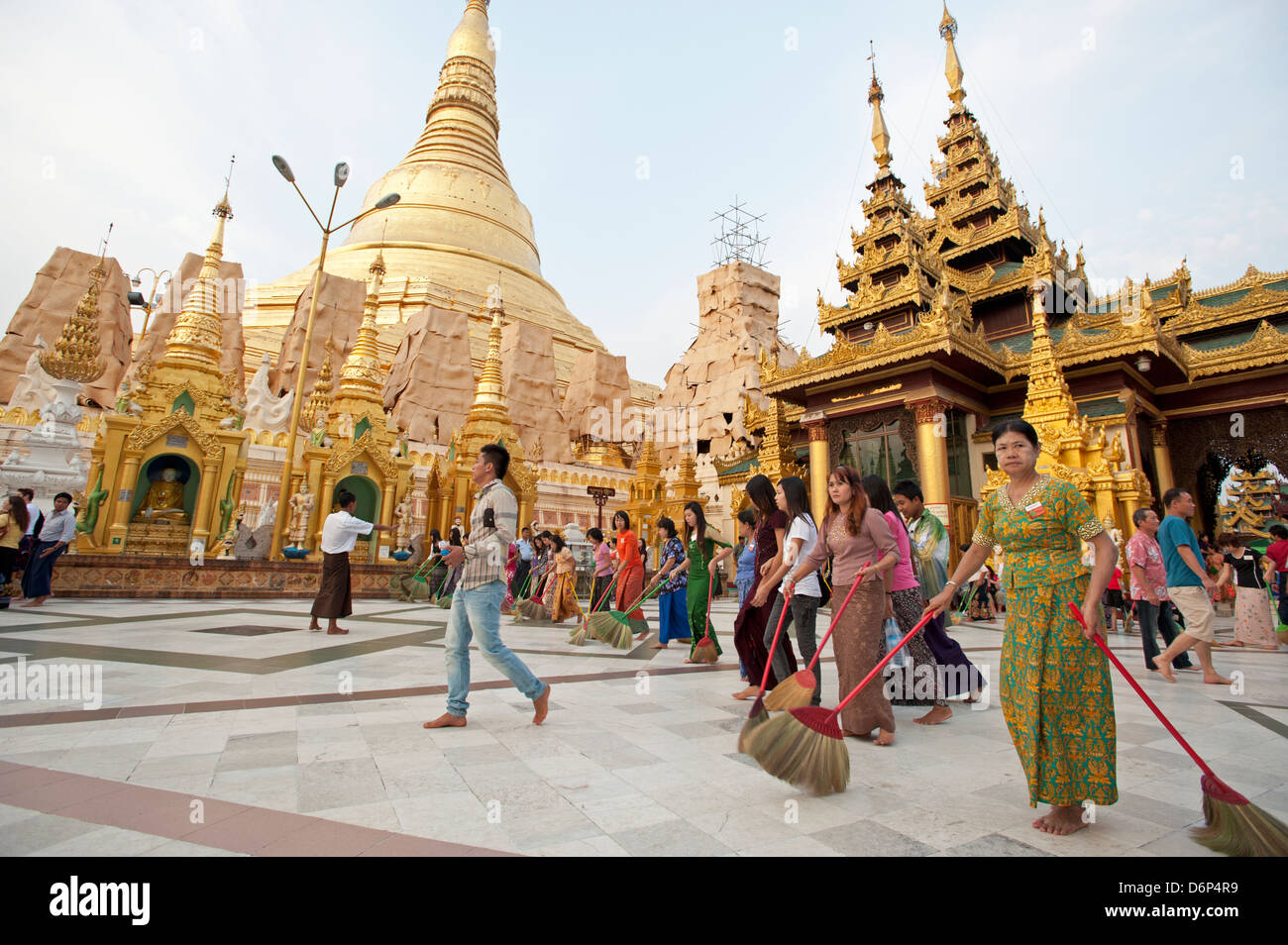 Les femmes volontaires locaux balayer les allées à la pagode Shwedagon à Yangon Myanmar Banque D'Images