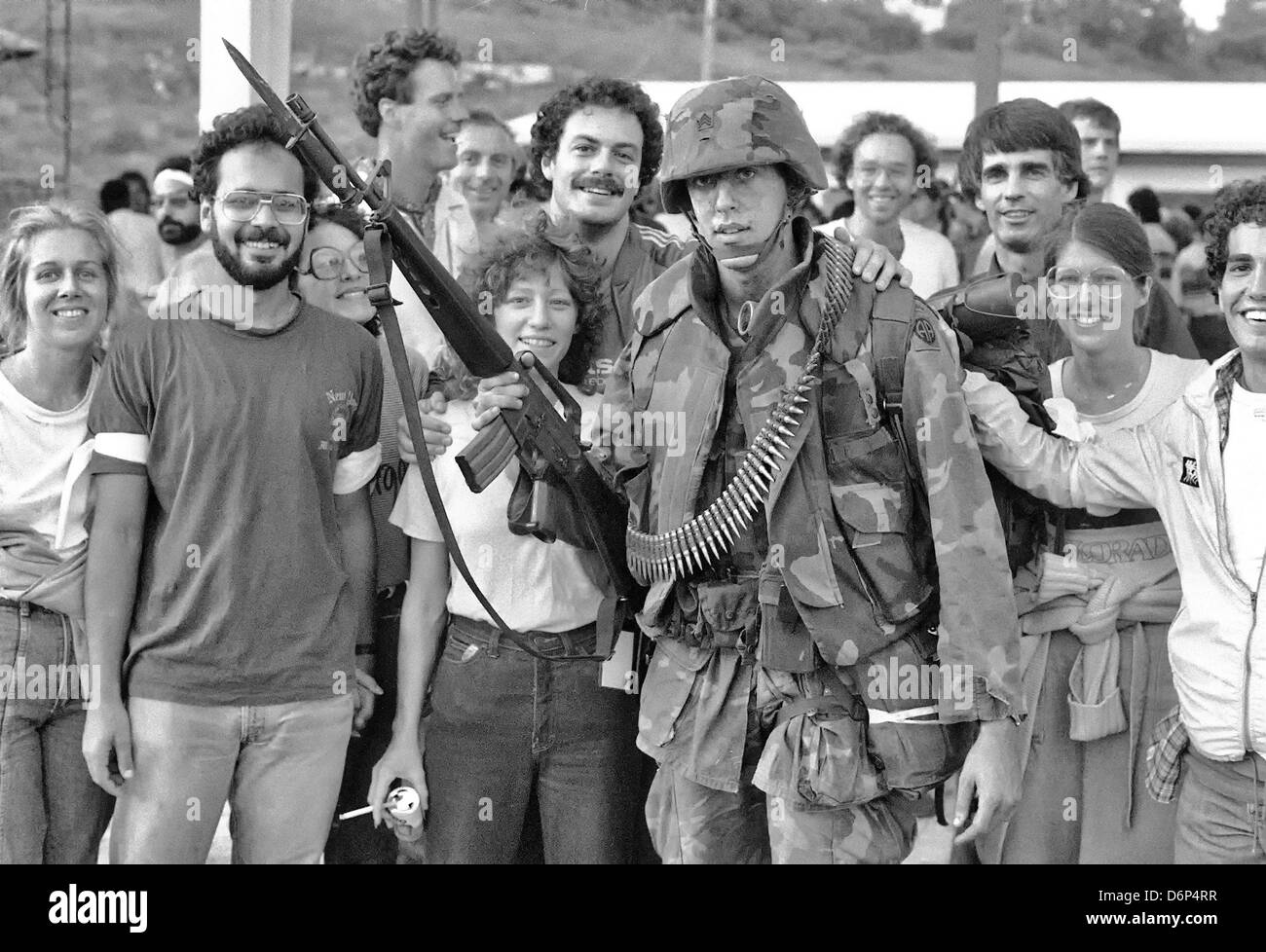 US medical étudiants de l'Université de Médecine de St Georges célébrer leur libération après l'invasion de la Grenade, de code opération Urgent Fury 26 Onvember, 1983 à St Georges, Grenade. L'invasion a commencé le 25 octobre 1983 et a été la première grande intervention militaire des États-Unis depuis la fin de la guerre du Vietnam. Banque D'Images