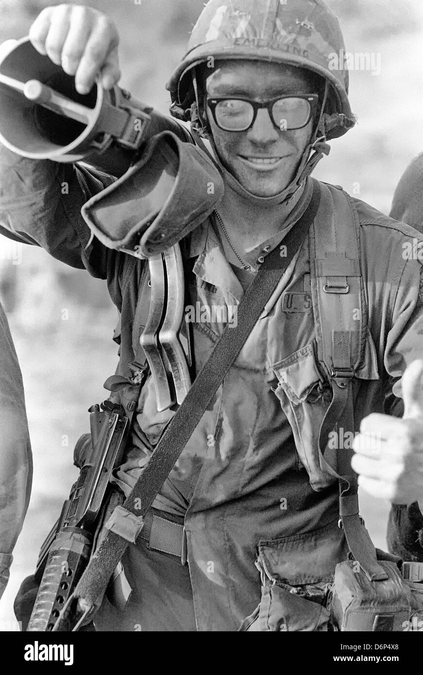 Un fantassin nous transporte un 90mm canon sans recul M67 lors de l'invasion de la Grenade, de code opération Urgent Fury 9 Novembre 1983 à St Georges, Grenade. L'invasion a commencé le 25 octobre 1983 et a été la première grande intervention militaire des États-Unis depuis la fin de la guerre du Vietnam. Banque D'Images