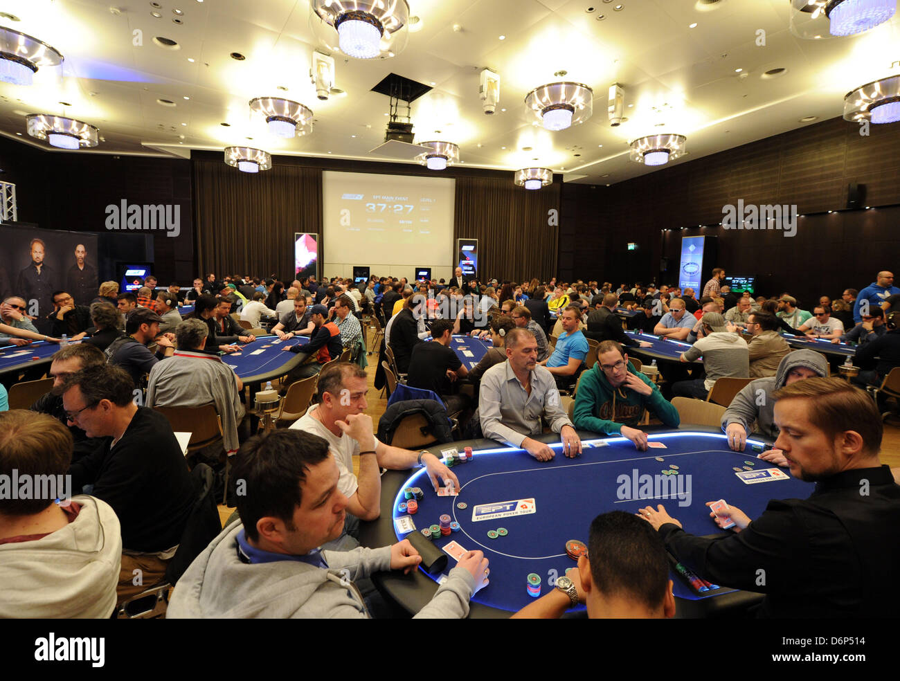 Les joueurs de poker s'asseoir à la table de l'hôtel Grand Hyatt Berlin à Berlin, Allemagne, 21 avril 2013. 'European Poker Tour' est le plus grand tournoi de poker en Europe, avec plus de 800 participants. Photo : Spata Ole Banque D'Images