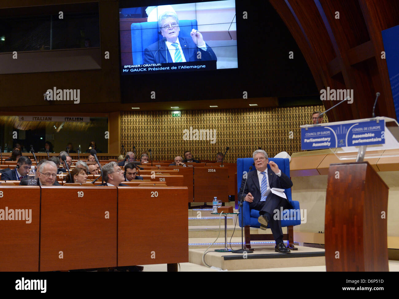 Le Président allemand Joachim Gauck assiste à une session de questions et réponses à l'Assemblée parlementaire du Conseil de l'Europe à Strasbourg, France, 22 avril 2013. Sur les questions des droits de l'homme en Europe sont à la corvée des présidents visite à Strasbourg. Photo : RAINER JENSEN Banque D'Images