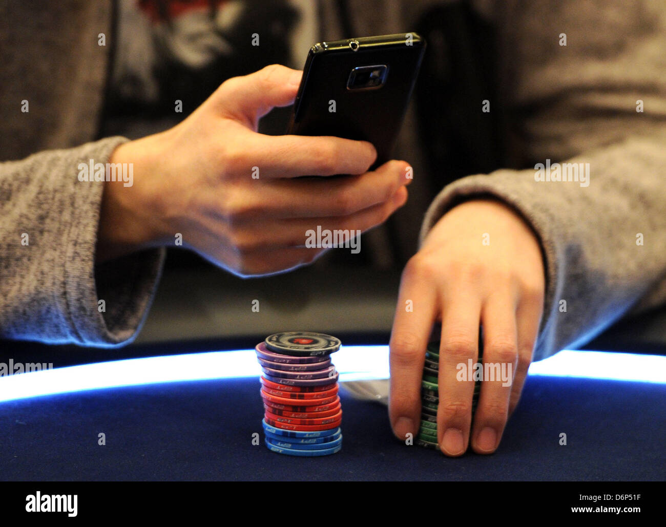 Joueur de poker est assis à une table dans le Grand Hyatt Berlin Hôtel à Berlin, Allemagne, 21 avril 2013. 'European Poker Tour' est le plus grand tournoi de poker en Europe, avec plus de 800 participants. Photo : Spata Ole Banque D'Images