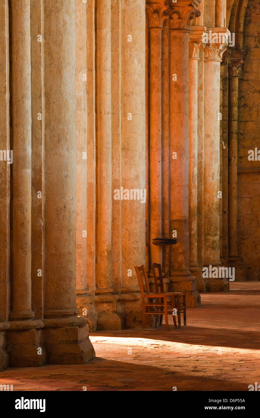 La solitude à l'intérieur de l'église Saint Pierre de l'abbaye de Chartres, Eure-et-Loir, Centre, France, Europe Banque D'Images