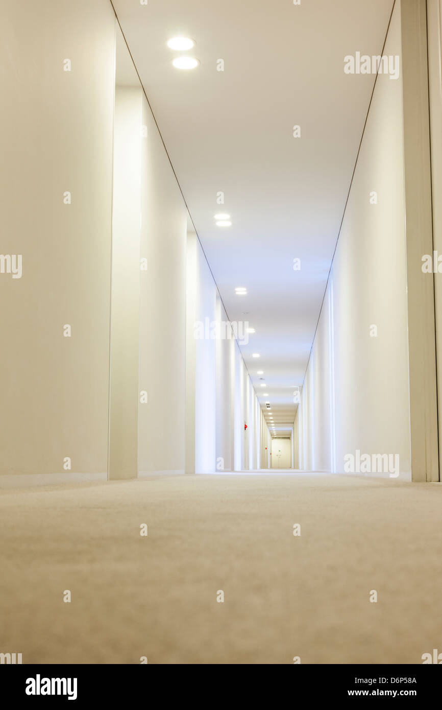 Faible angle de vue d'un long couloir blanc dans un hôtel, faible profondeur de champ Banque D'Images