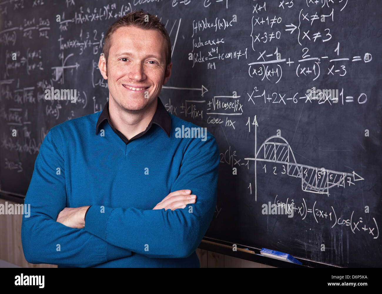 Young caucasian teacher portrait avec tableau noir background Banque D'Images Young caucasian teacher portrait avec tableau noir background Banque D'Images