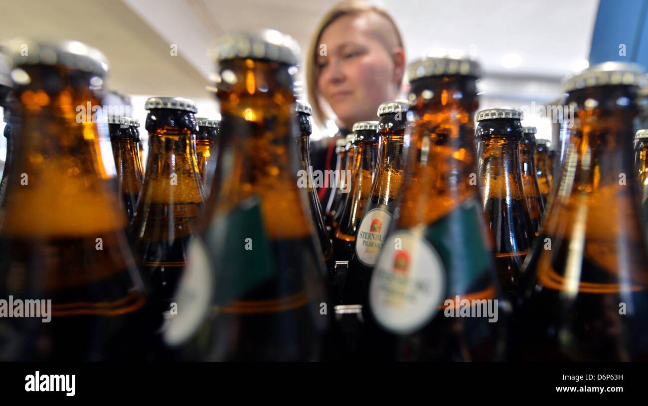 Stagiaire Sabine Hartmann examine les bouteilles de bière pils à Sternburg brasserie à Leipzig, Allemagne, 22 avril 2013. Le 24-year-old apprend à brasser de la bière à la brasserie à Leipzig. Photo : Hendrik Schmidt Banque D'Images