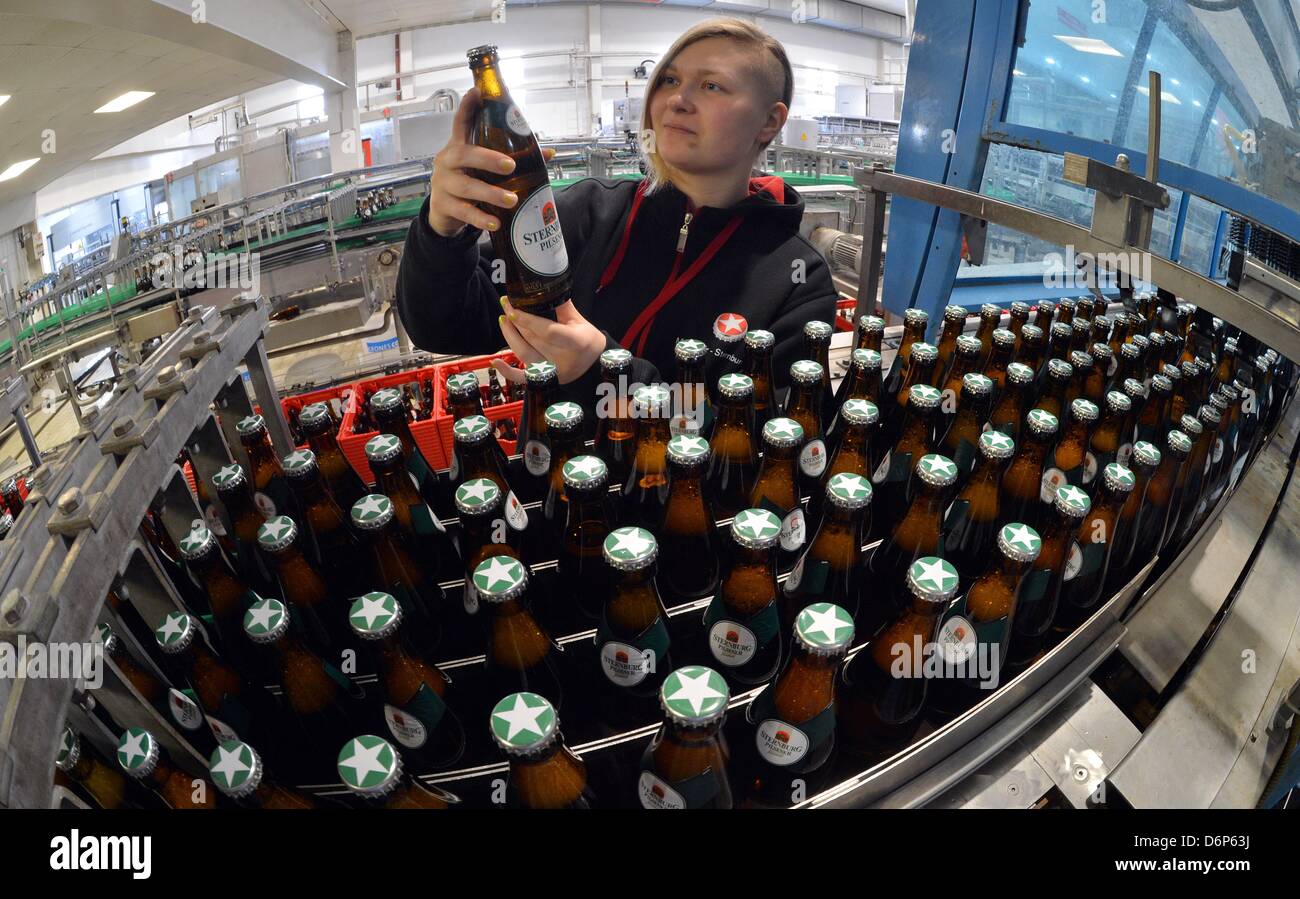 Stagiaire Sabine Hartmann examine les bouteilles de bière pils à Sternburg brasserie à Leipzig, Allemagne, 22 avril 2013. Le 24-year-old apprend à brasser de la bière à la brasserie à Leipzig. Photo : Hendrik Schmidt Banque D'Images