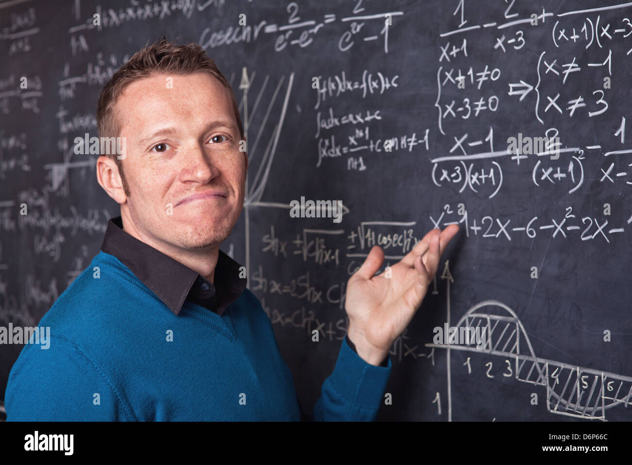 Young caucasian teacher portrait avec tableau noir background Banque D'Images Young caucasian teacher portrait avec tableau noir background Banque D'Images