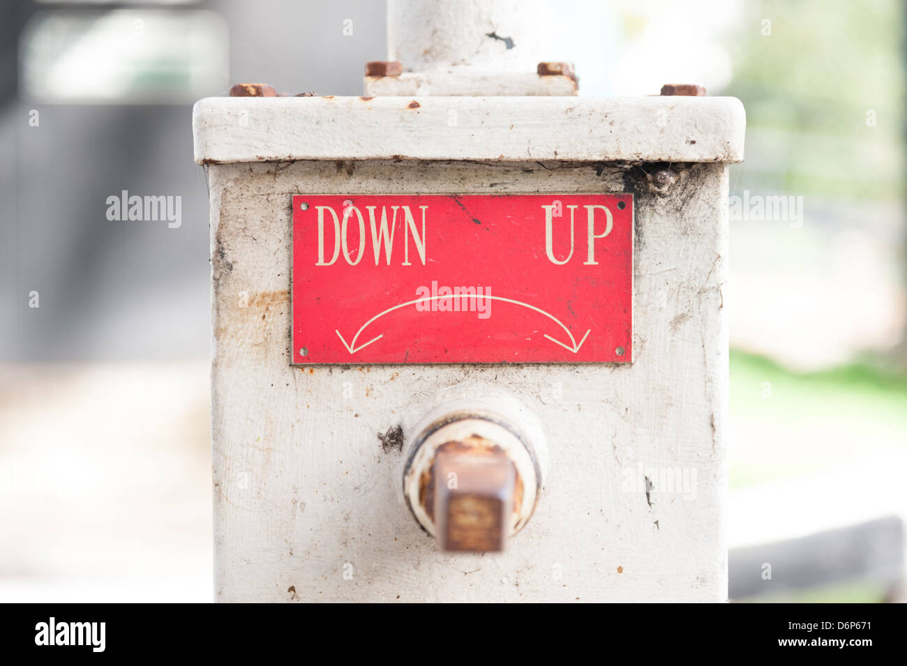 En haut et en bas sur la poignée du treuil un verrou sur la rivière Cam Cambridge Banque D'Images