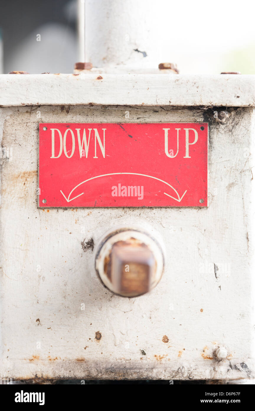 En haut et en bas sur la poignée du treuil un verrou sur la rivière Cam Cambridge Banque D'Images