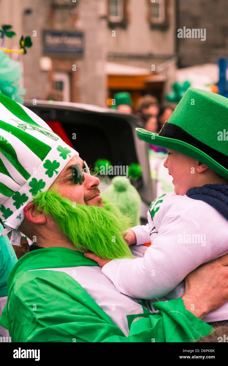 Une famille célèbre St Patrick's Day au cours d'une parade dans Drogheda - Irlande Banque D'Images