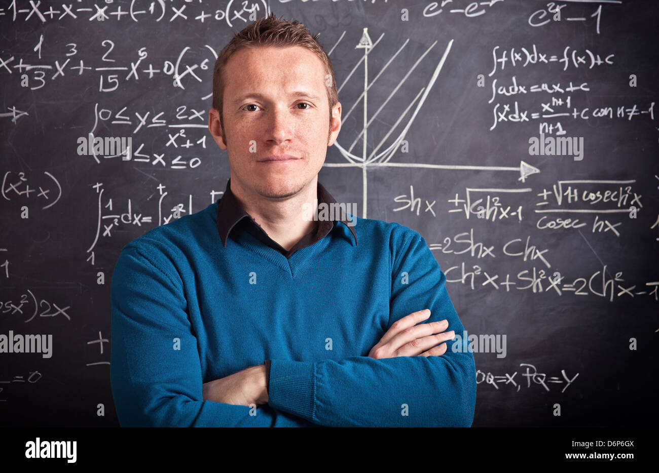 Young caucasian teacher portrait avec tableau noir background Banque D'Images Young caucasian teacher portrait avec tableau noir background Banque D'Images
