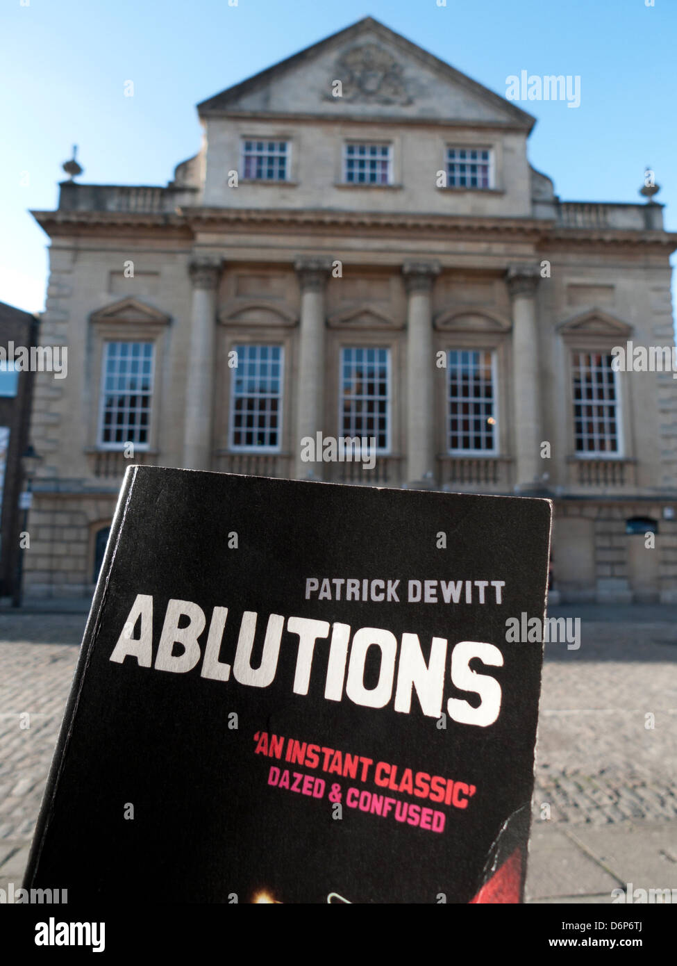 Auteur Patrick deWitt livre et bookcover 'Ablutions à la production agricole en Fellswoop Le théâtre à la Bristol Old Vic Theatre Bristol UK en 2013 KATHY DEWITT Banque D'Images