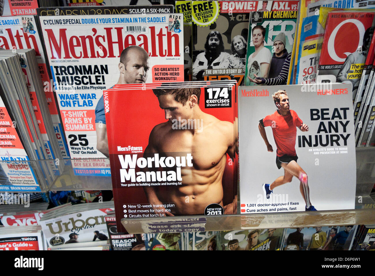 Men's health magazine magazines de remise en forme et d'entraînement sur une tablette de W H Smith store London England UK KATHY DEWITT Banque D'Images